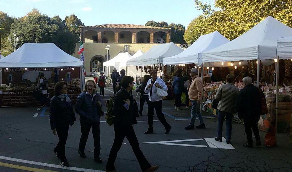 Il mercato in piazza Santa Maria 