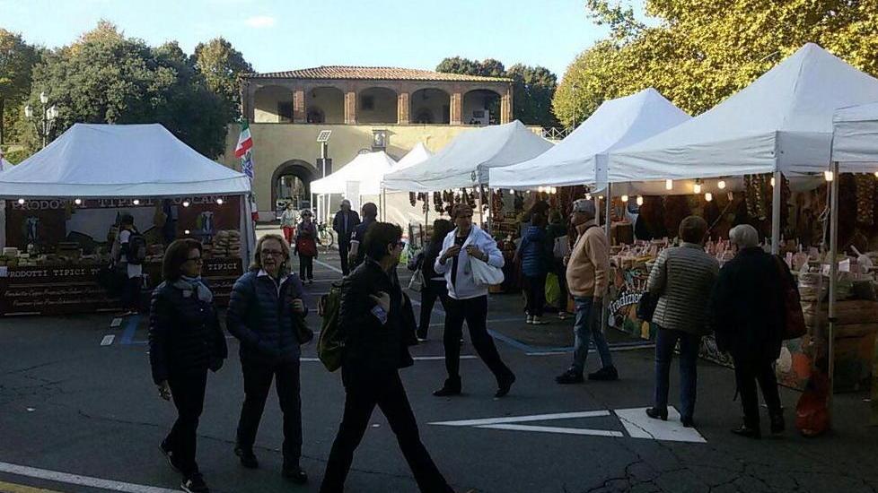 Il mercato in piazza Santa Maria