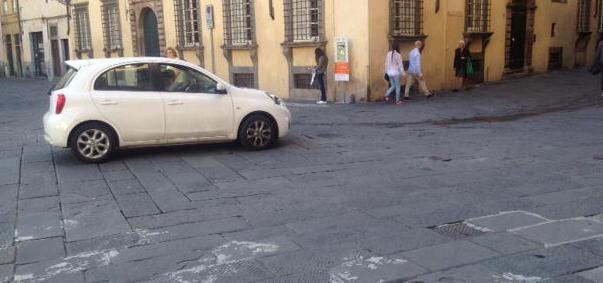 Strisce pedonali stinte, rischio incidenti in pieno centro