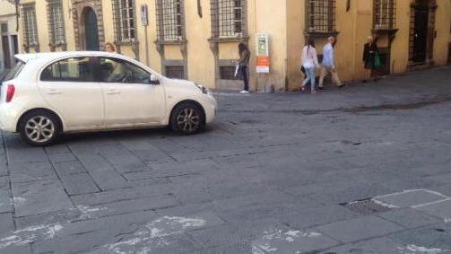 Strisce pedonali stinte, rischio incidenti in pieno centro