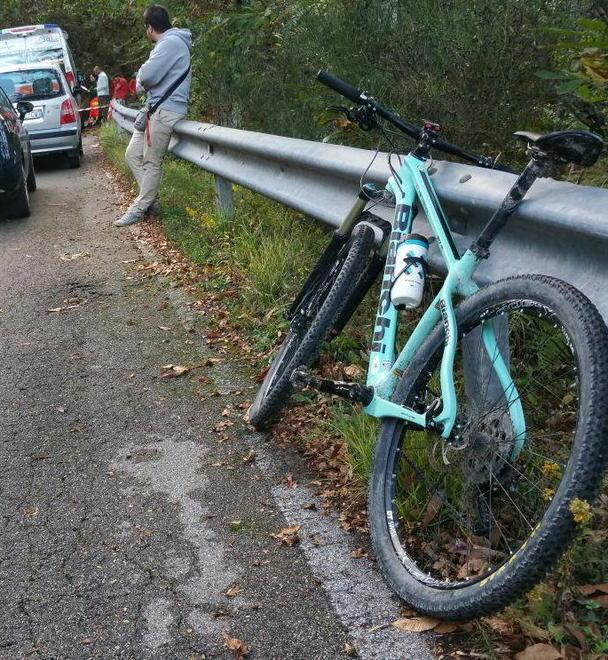 In bici si schianta contro il poggio 