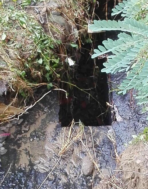“Buco” nel torrente e i detriti finiscono nel condotto pubblico 
