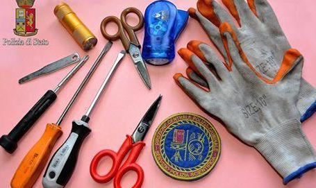 In sette in auto con il kit per i furti 
