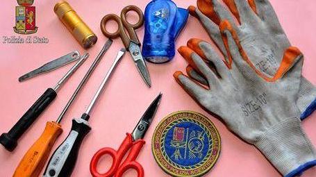 In sette in auto con il kit per i furti