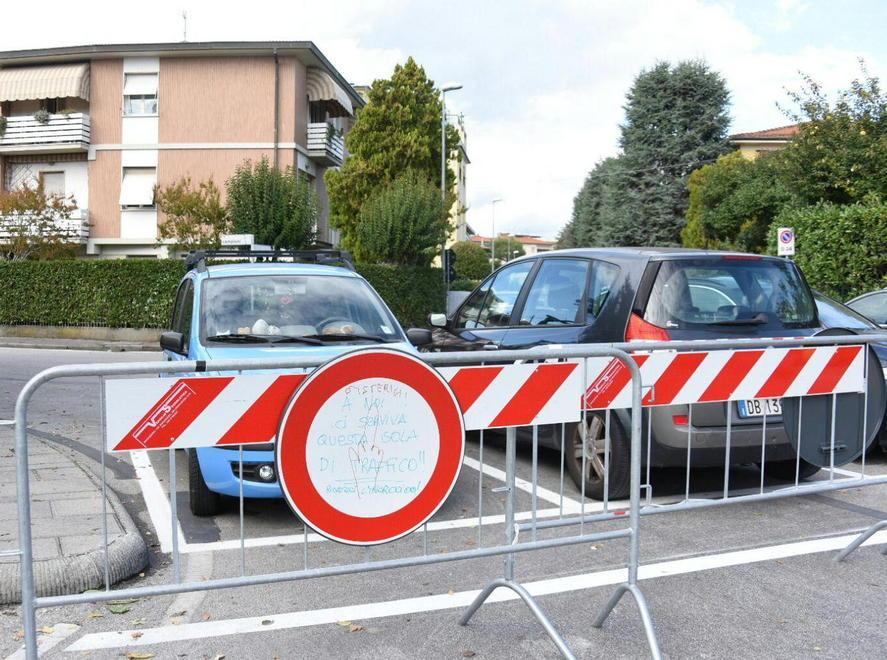 Lite sulla strada chiusa allo stadio «Ci crea solo disagio» 