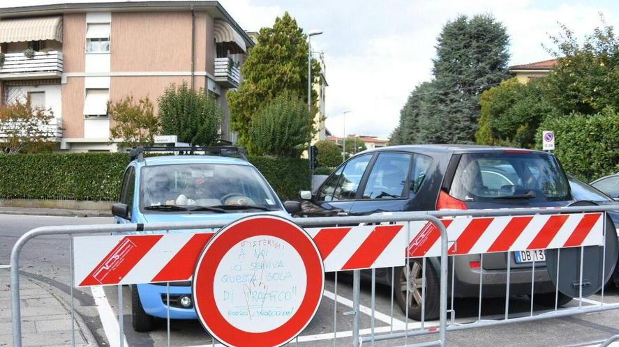 Lite sulla strada chiusa allo stadio «Ci crea solo disagio»