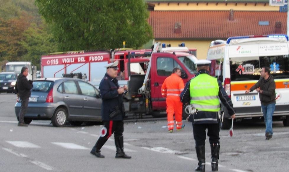 Ubriaco contro un’auto ferisce cinque persone