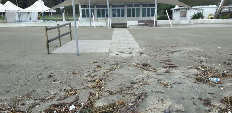 Mareggiata sulla costa, appello alla Regione 