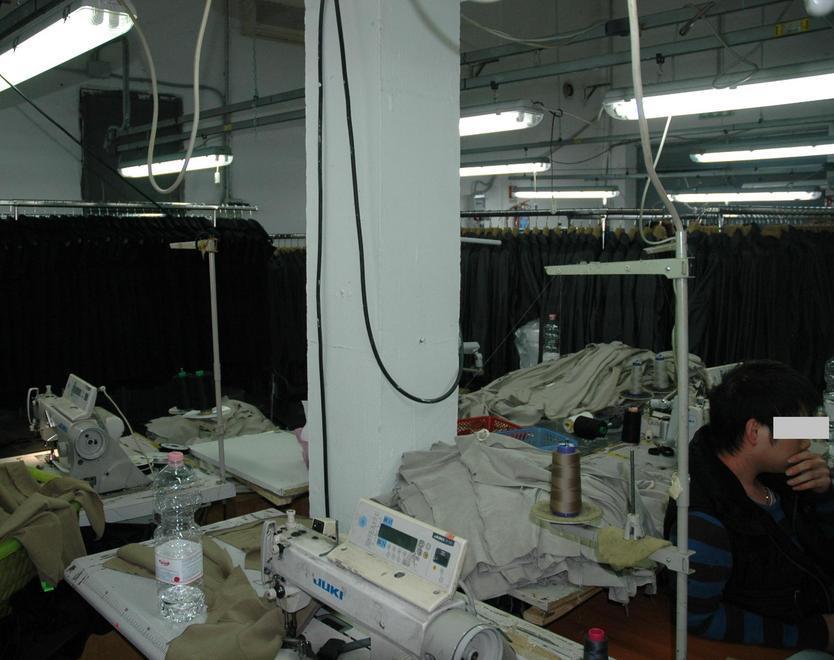 Laboratori tessili irregolari, tre denunce 