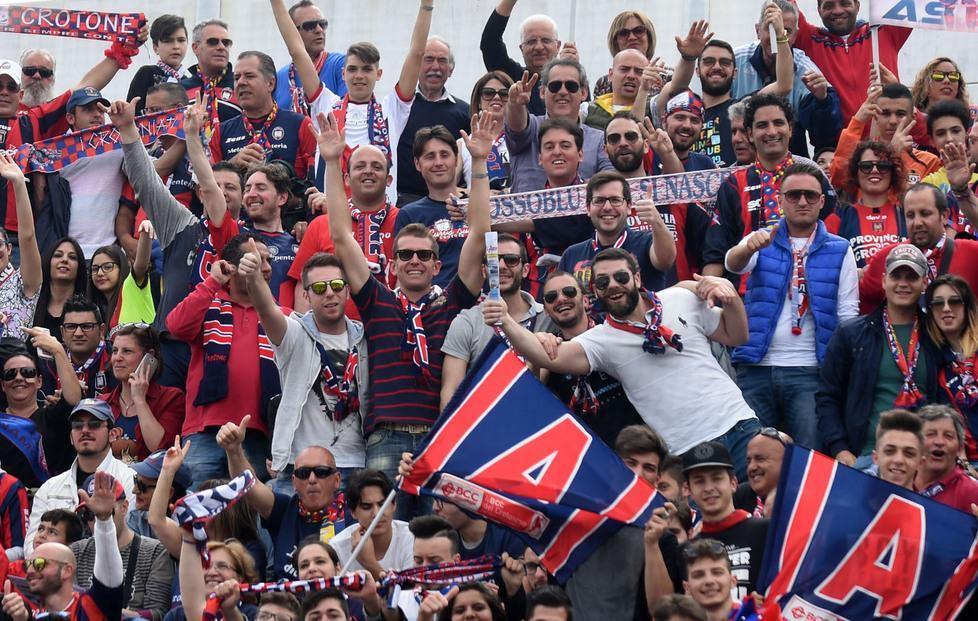 I crotonesi invadono la curva nord del Mapei 