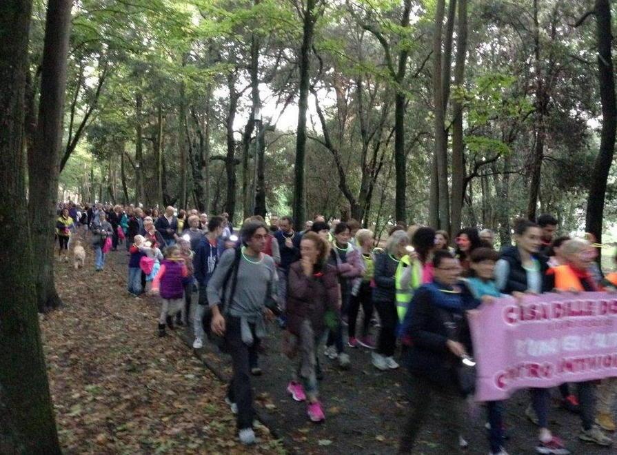 La camminata antiviolenza in pineta di Ponente a Viareggio