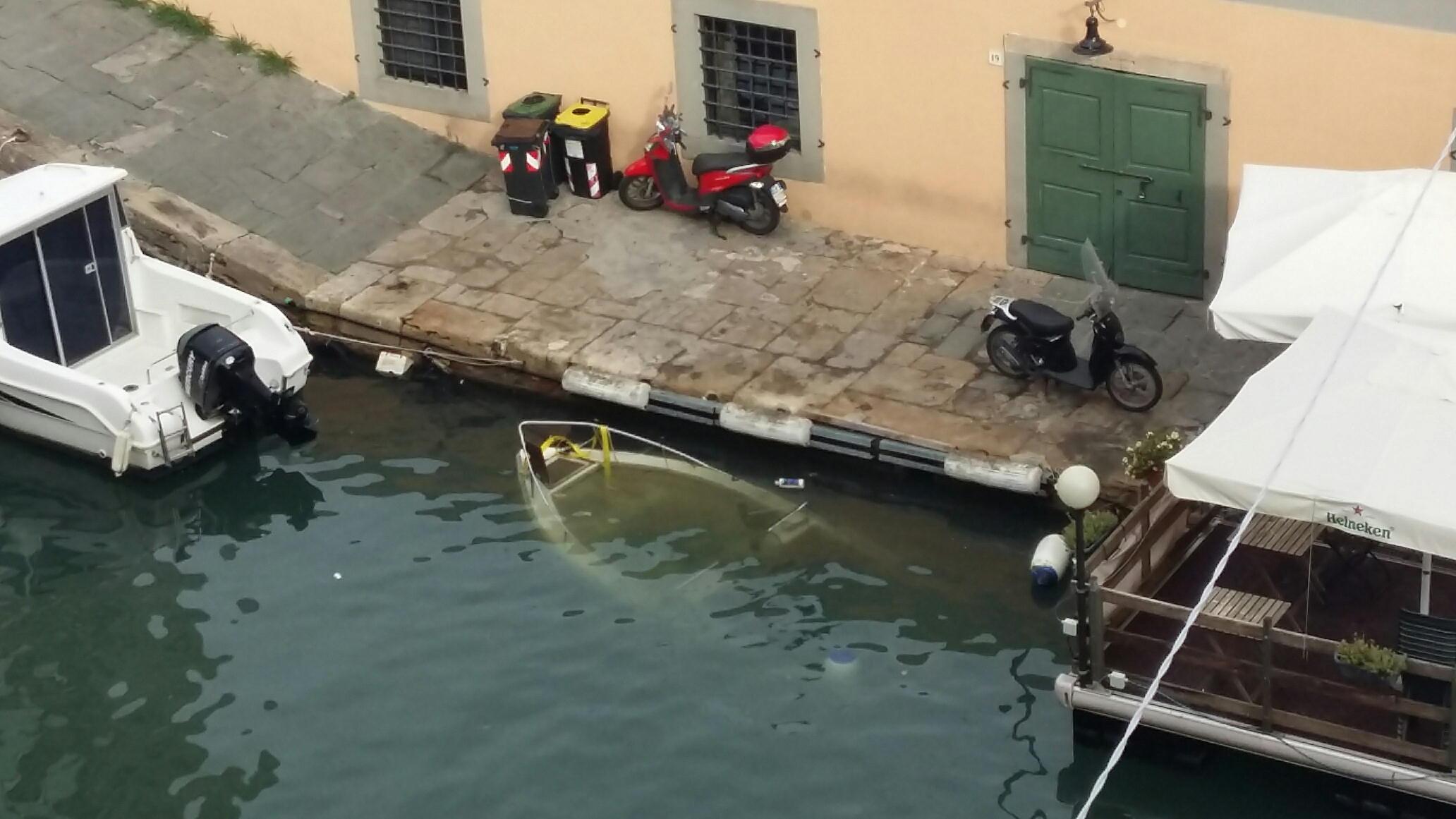 Con l'auto tenta di tirare su la barca affondata ma è nell'area ...