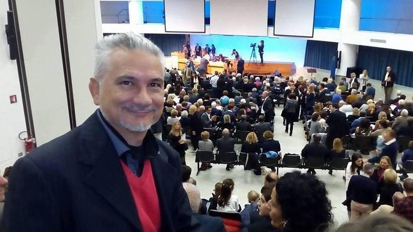 Antonio Scuglia e, alle spalle, la platea degli ex studenti dell'università di Pisa
