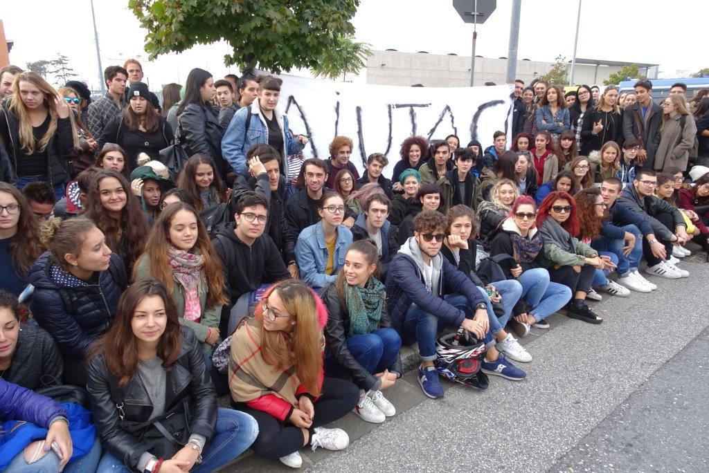 Il sit-in degli studenti del liceo Petrocchi (Foto Gori)