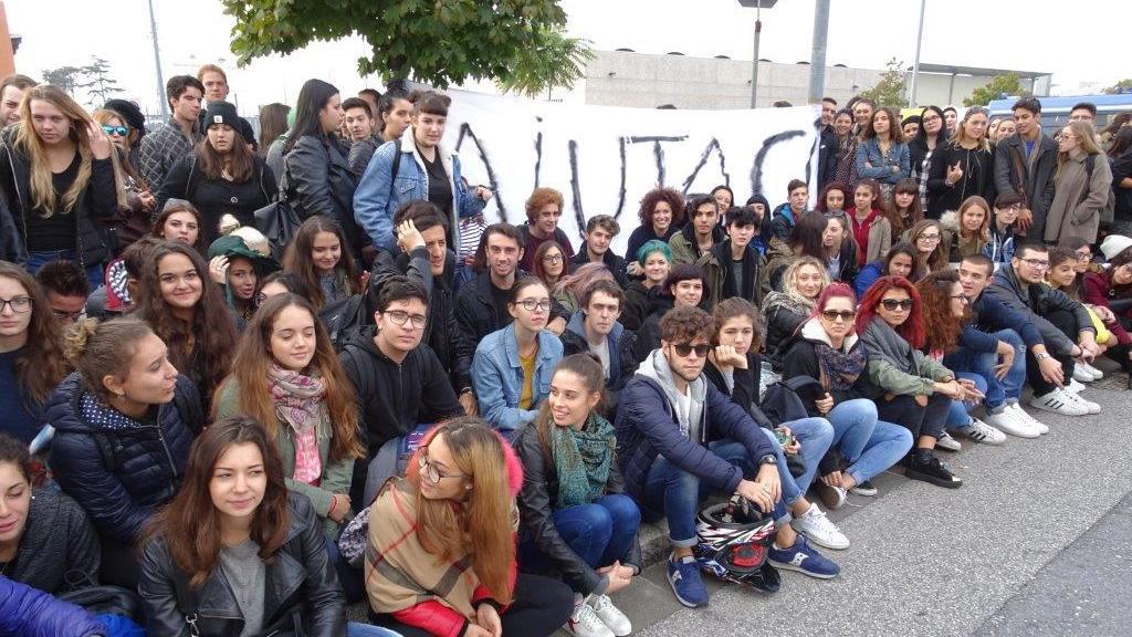 Il sit-in degli studenti del liceo Petrocchi (Foto Gori)