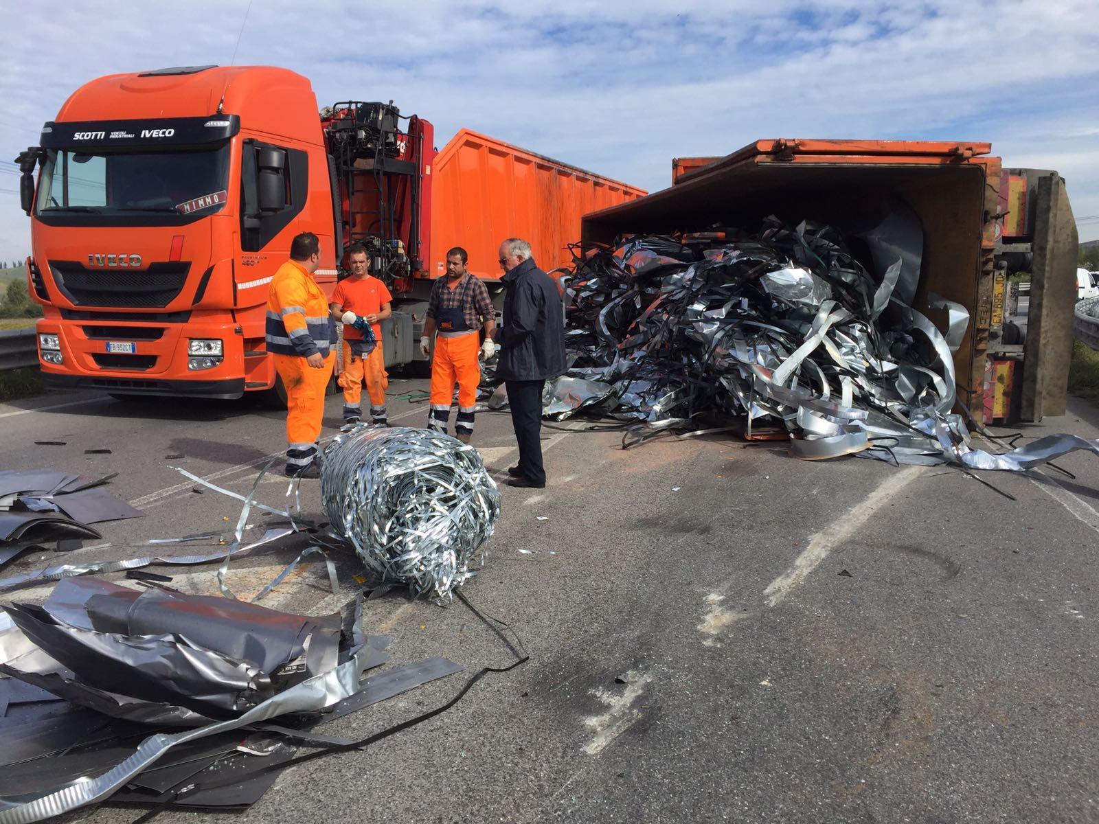 L'incidente sulla 429 a Certaldo (foto agenzia Carlo Sestini)