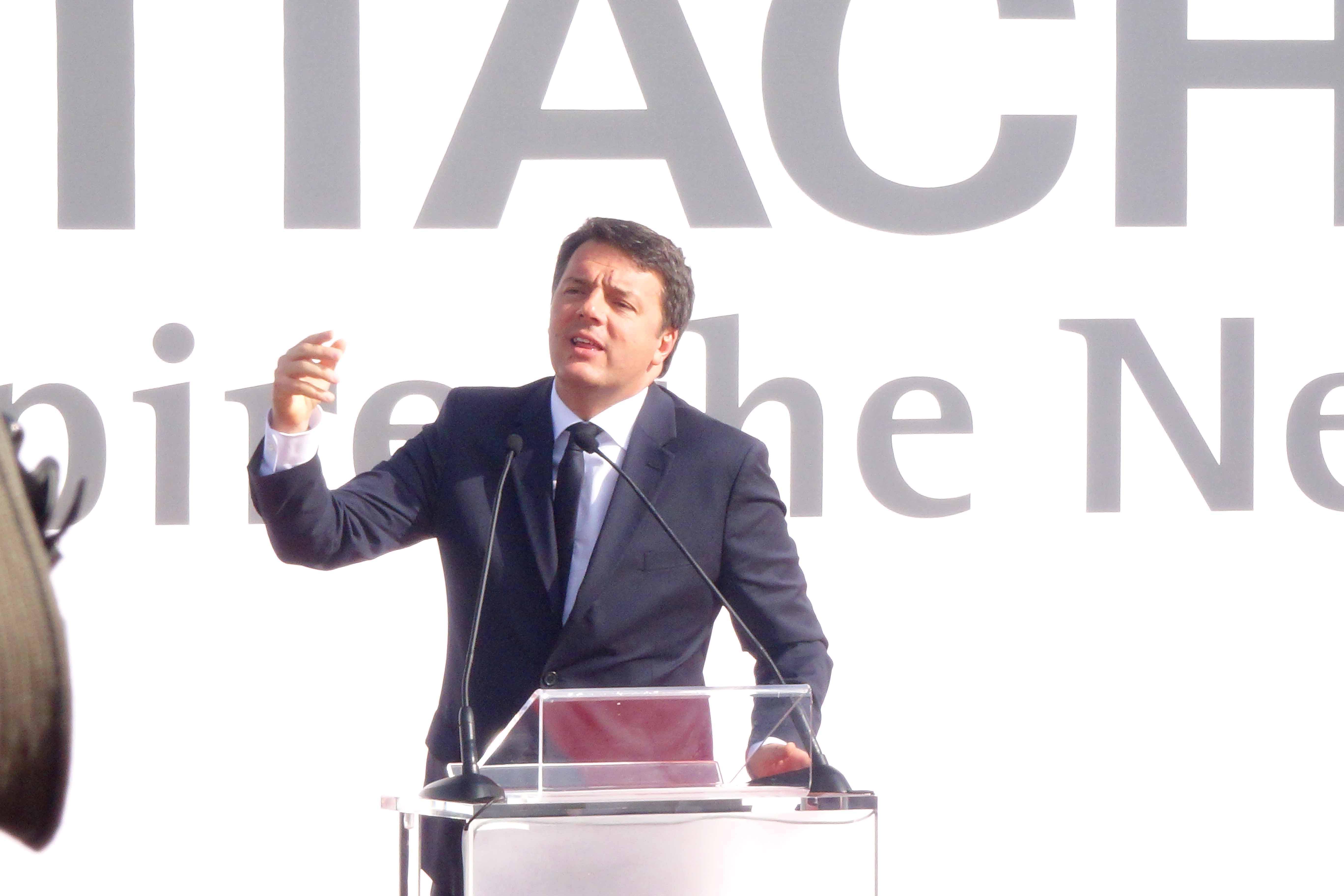 Renzi ai lavoratori Hitachi: realtà straordinaria, questa azienda ha un futuro - Foto e video 