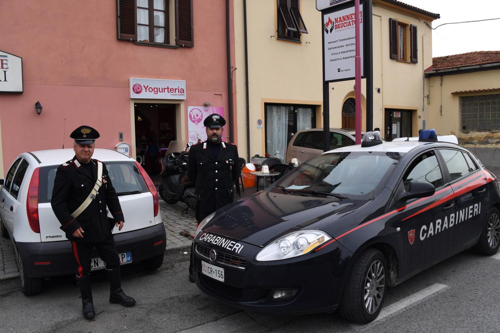 I carabinieri davanti alla yogurteria presa di mira dal rapinatore (Foto di Franco Silvi)
