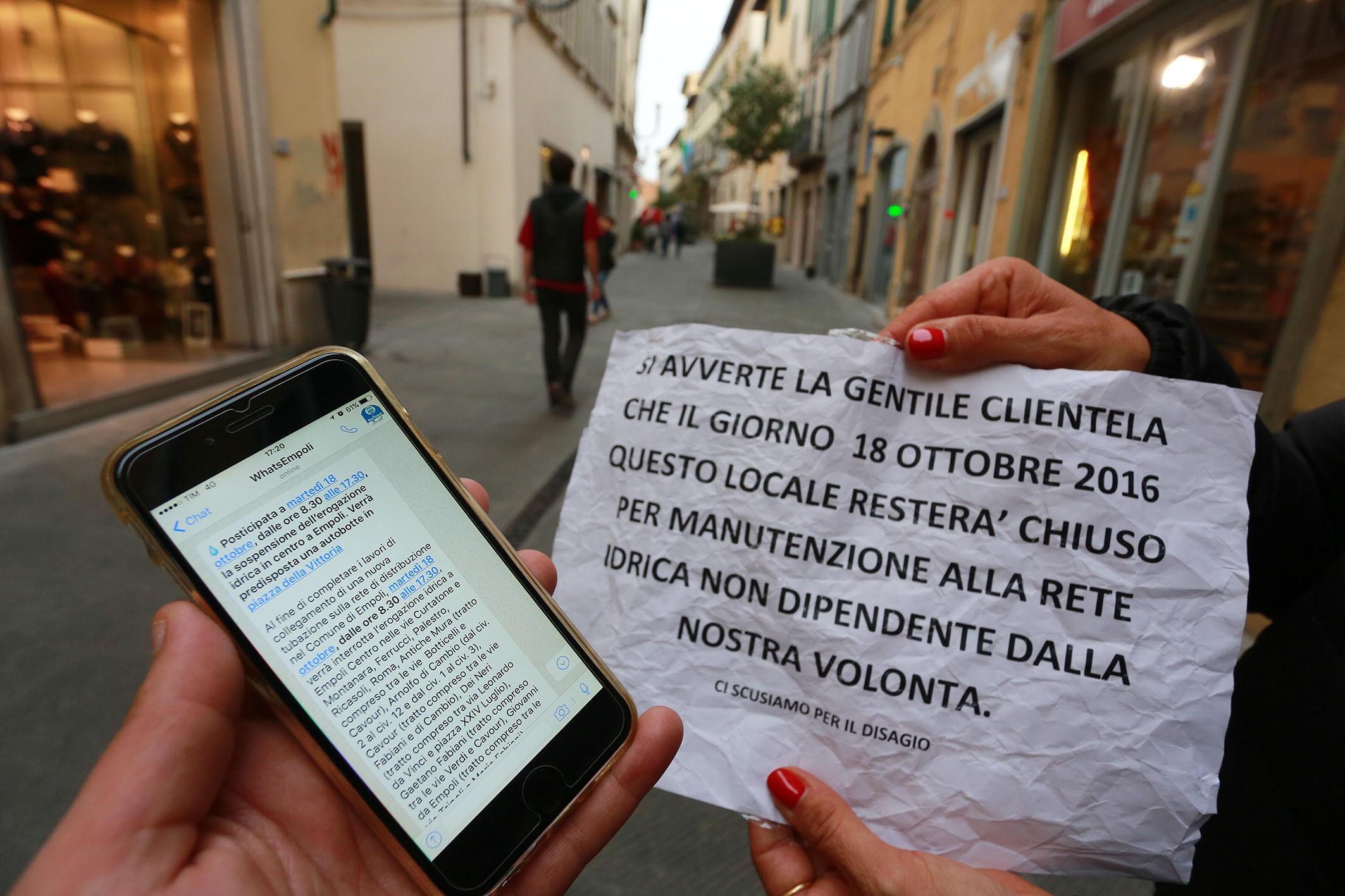 Un messaggio veicolati per informare del rinvio e il cartello affisso (e poi rimosso) da un locale del centro
