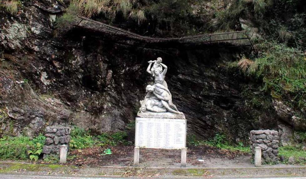 Rubano la tettoia in rame, sfregio ai morti di Forno 