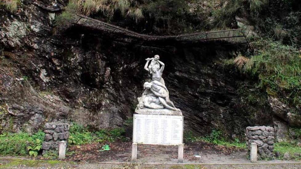 Rubano la tettoia in rame, sfregio ai morti di Forno
