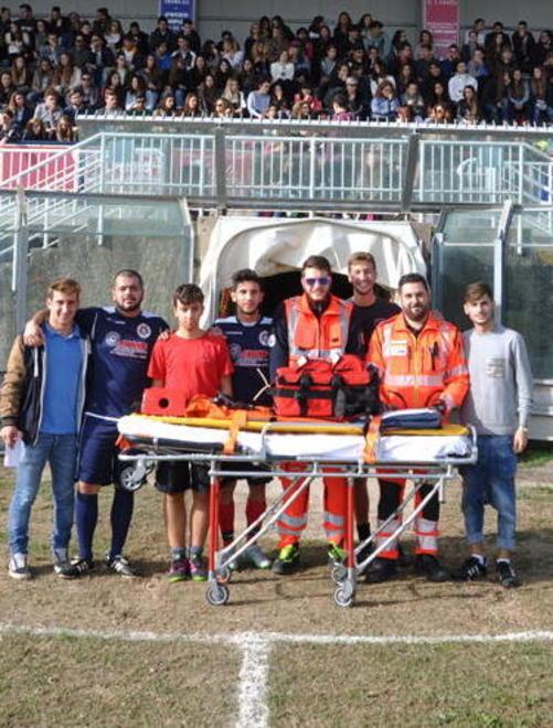 I capitani delle due formazioni con l’arbitro e i volontari della Pubblica assistenza di Cecina prima della partita