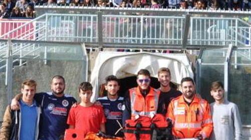 I capitani delle due formazioni con l’arbitro e i volontari della Pubblica assistenza di Cecina prima della partita