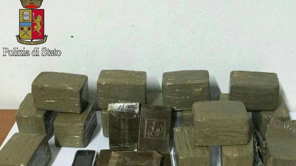 Viareggio, recuperati 8 chili di hashish dopo un folle inseguimento in auto