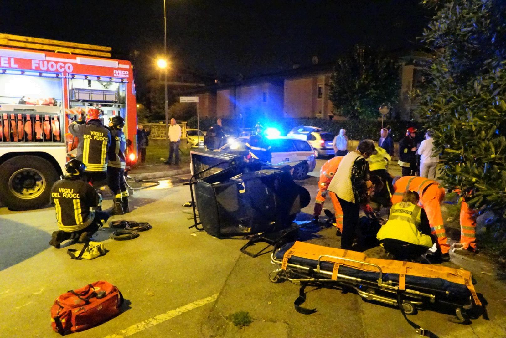 I soccorsi all’uomo dei vigili del fuoco e della Croce Verde (foto Gori)