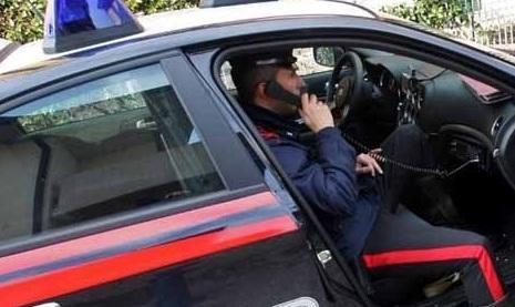 Tenta di spararsi, la madre lo salva deviando il colpo 