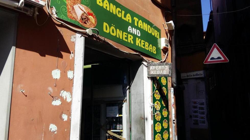 Colpito a sangue da un cliente: ferito dipendente di kebab