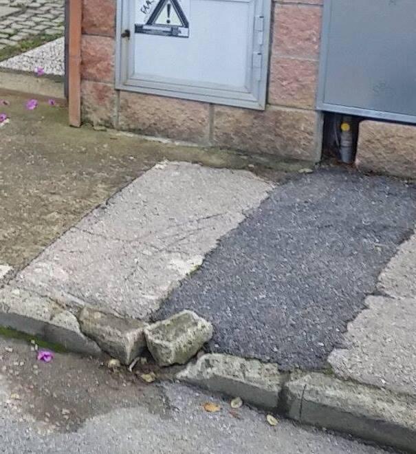 Braccio rotto per la buca da più di 3 anni sul marciapiede