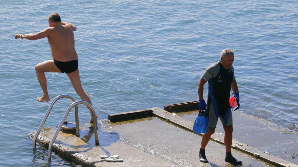 Dal piumino al tuffo in mare la domenica è in spiaggia 