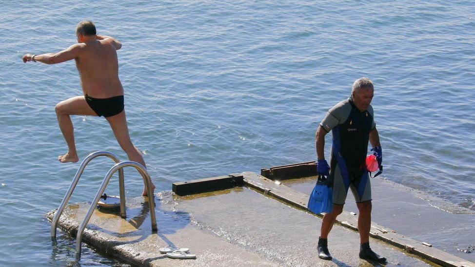 Dal piumino al tuffo in mare la domenica è in spiaggia