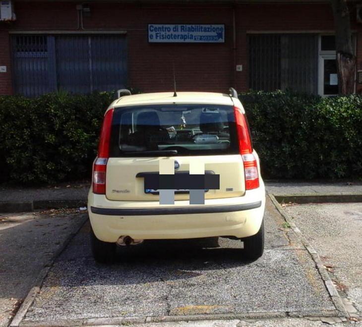Auto in sosta sulla rampa per disabili