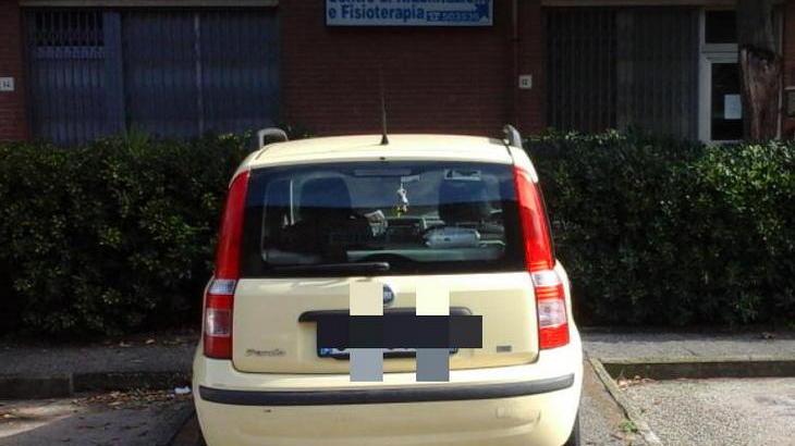 Auto in sosta sulla rampa per disabili
