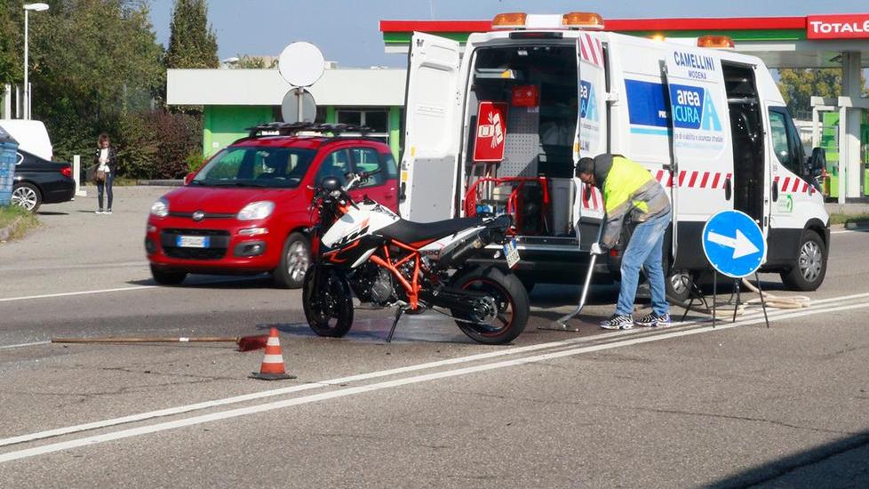 Moto contro auto: un ferito lieve