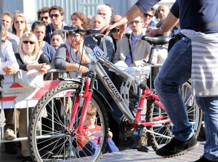Bici senza sella a 40 euro L’asta più pazza del mondo 