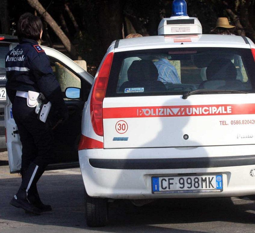 Una pattuglia dei vigili urbani al lavoro (foto d'archivio)