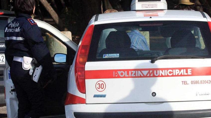 Una pattuglia dei vigili urbani al lavoro (foto d'archivio)