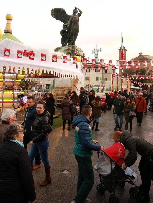 Le giostre accanto al monumento nel 2015