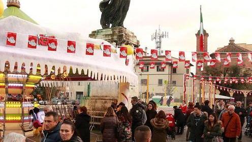 Le giostre accanto al monumento nel 2015