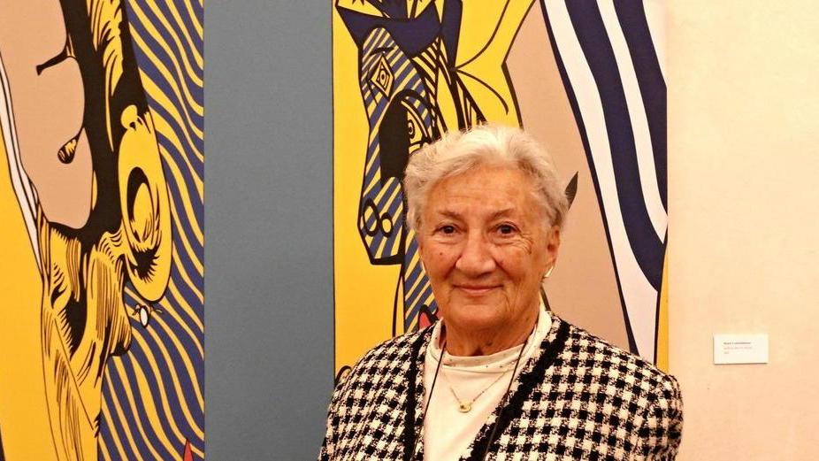 La madre di David Fedi davanti ad alcuni lavori del figlio