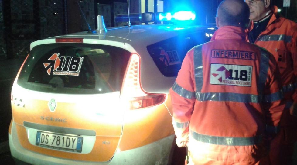 Vuole strapparle i pantaloni: lei urla e il violentatore scappa 