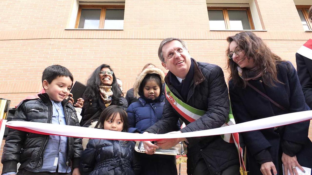 La cerimonia di consegna di una serie di alloggi popolari (foto d’archivio)
