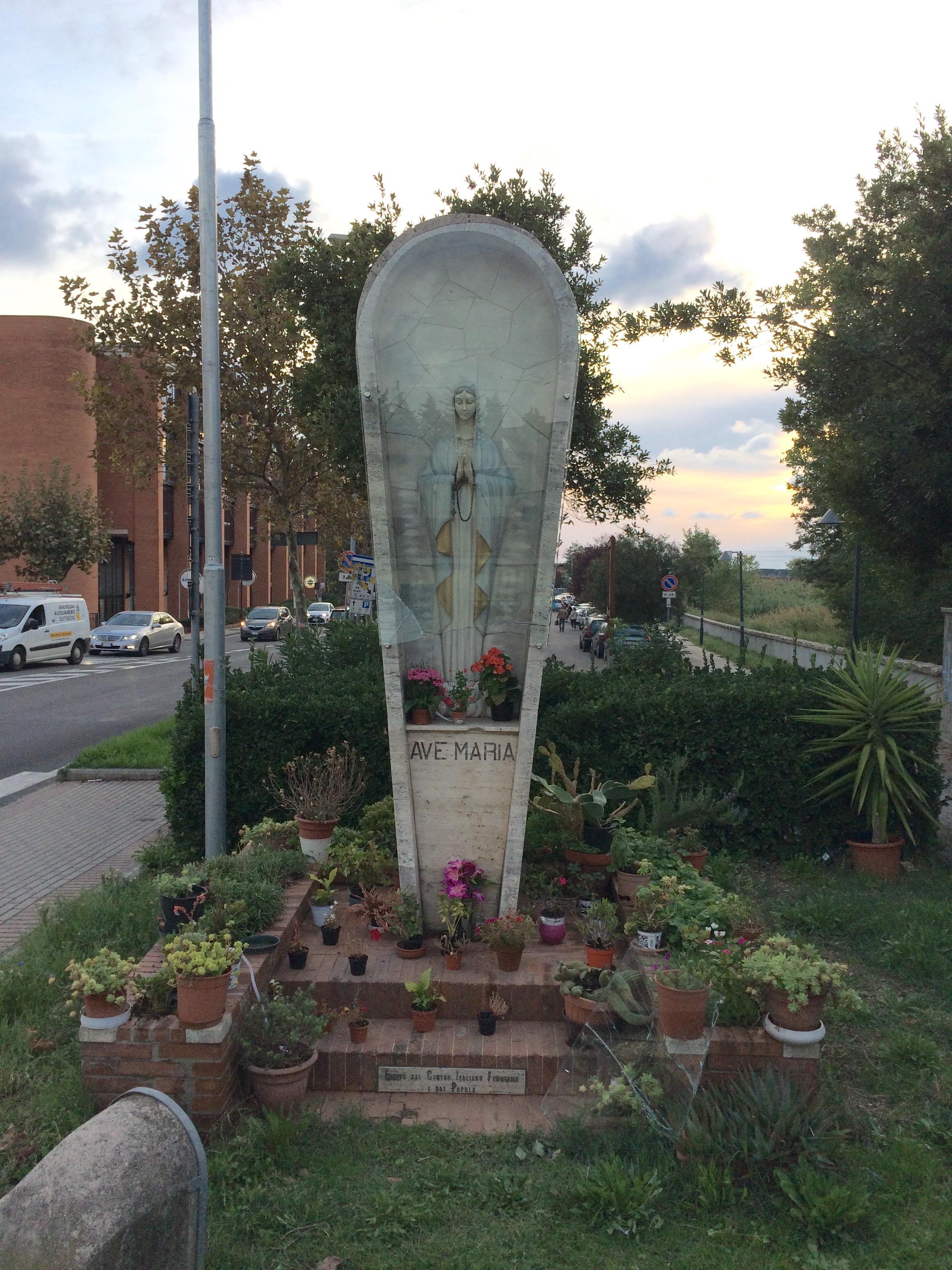 La statua della Madonna all'ingresso di Cecina danneggiata dai vandali