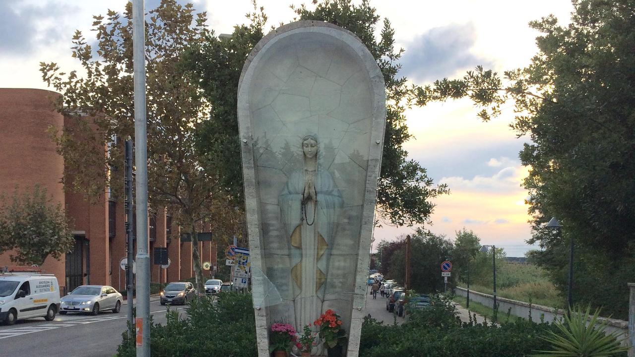 La statua della Madonna all'ingresso di Cecina danneggiata dai vandali