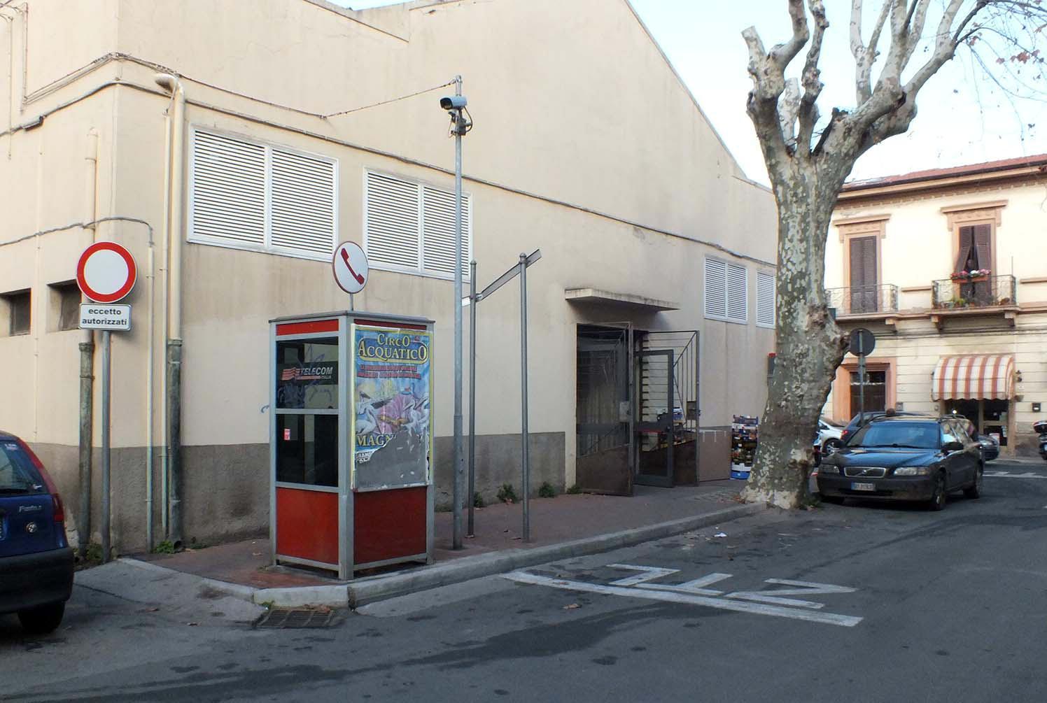 L’ingresso della Ztl in piazza Umberto primo (foto Paolo Barlettani)