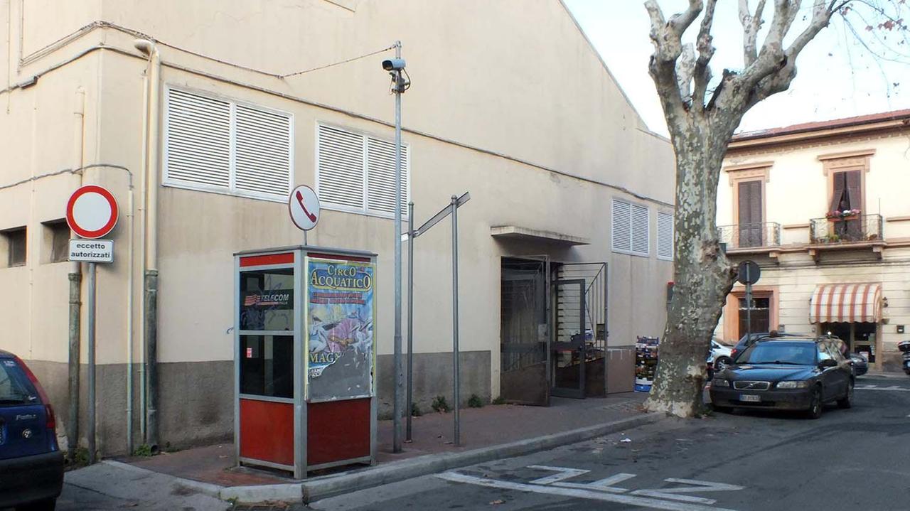 L’ingresso della Ztl in piazza Umberto primo (foto Paolo Barlettani)