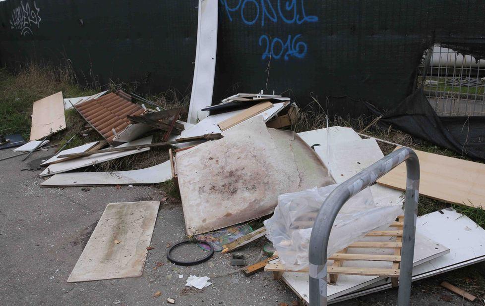 Reggio Emilia, spunta una discarica in via Cecati accanto all'isola ecologica